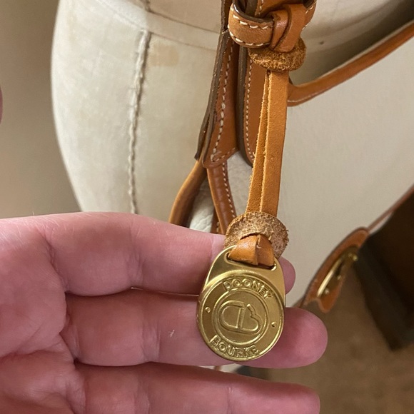 Vintage Dooney and Bourke shoulder/cross body bag in like new condition - Picture 5 of 8